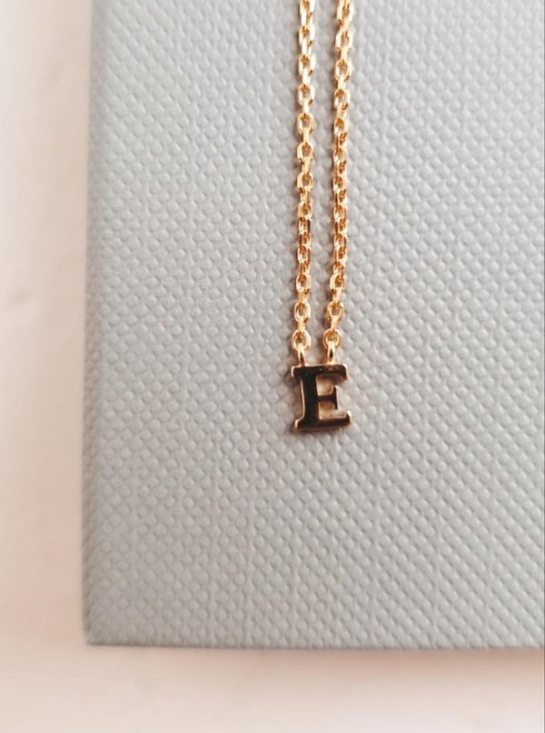 buchstaben kette "e" in gold - pernille corydon